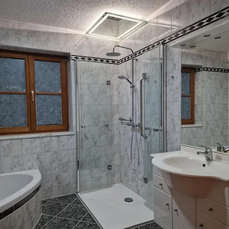 Ruhige Lage - 7 Betten - 2 Wc - Ust Ausweisbar - Netflix - Youtube Premium - Bosch Waschmaschinen Und Waeschetrockner * Otting (Traunstein)