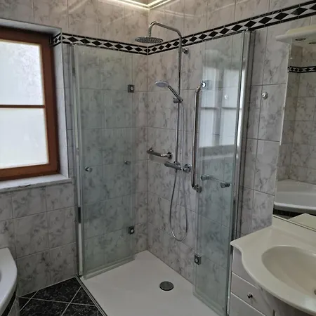 Ruhige Lage - 7 Betten - 2 Wc - Ust Ausweisbar - Netflix - Youtube Premium - Bosch Waschmaschinen Und Waeschetrockner Apartman Otting (Traunstein)